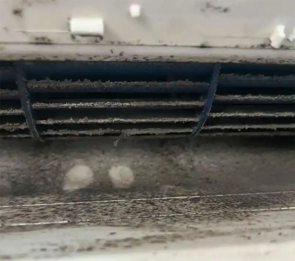 万山空调吹的风有股烧焦味是怎么回事